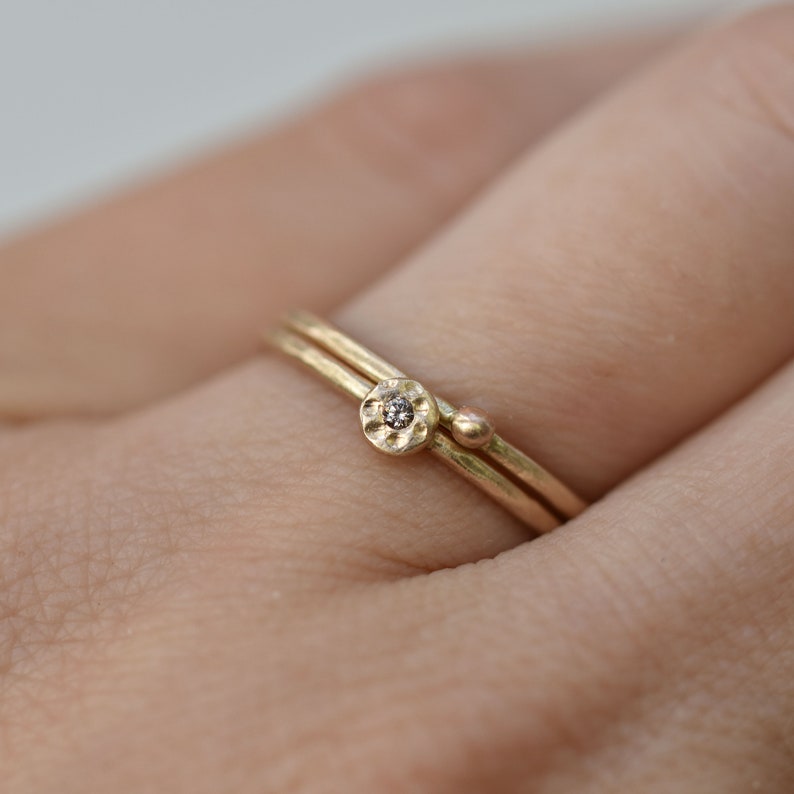 Dünner Mini Diamant Stapelring, winziger Diamantblumenring, handgefertigter Ring aus massivem Gold, minimalistischer Diamant Solitär, dünnes Stapelband, Natur Bild 5
