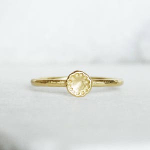 Anillo de amapola de oro de 14 k hecho a mano, anillo apilable con flores botánicas, banda apilable con flores, oro ecológico