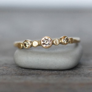 Anillo de bodas de oro de 14 k con trío de diamantes, oro de 14 k o 18 k, anillo de compromiso inspirado en la naturaleza, anillo con piedra que salta