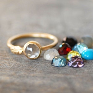 Anillo de hoja de piedra preciosa de oro de 14k hecho a mano, oro reciclado ecológico
