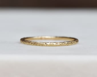 Dünner Gold-Stapelring, funkelndes sandstrukturiertes Band, dünnes Goldband, minimalistischer Gold-Stapelring, handgefertigter Eco-Goldring, Muttertag