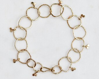 Bracelet à maillons fait main en or 14 carats, bracelet à breloques en or massif, chaîne en or texturé fait main, bracelet à breloques botanique