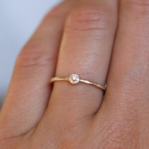 Dünner Mini Diamant Stapelring, winziger Diamantblumenring, handgefertigter Ring aus massivem Gold, minimalistischer Diamant Solitär, dünnes Stapelband, Natur Bild 4