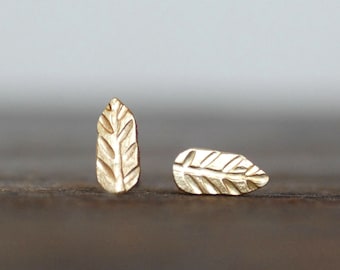 Pendientes diminutos de hoja de oro, pendientes simples de hoja de oro, pendientes minimalistas de la naturaleza, elija oro sólido de 14 k u oro de 18 k, pendientes de dama de honor