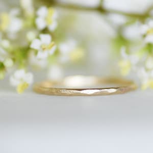 Handgemachte schmale Goldring, 1,3 mm Goldring, wählen Sie 14 k oder 18 k Gold, dünner gehämmerter Hochzeitsring, recyceltes Goldband, handgemachter Midi-Goldring
