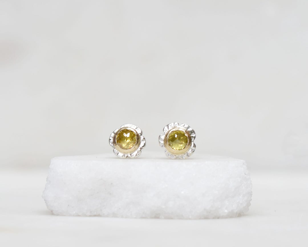 Orecchini a perno con fiore di diamanti gialli, orecchini a perno