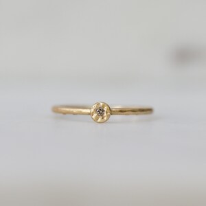 Dünner Mini Diamant Stapelring, winziger Diamantblumenring, handgefertigter Ring aus massivem Gold, minimalistischer Diamant Solitär, dünnes Stapelband, Natur Bild 2