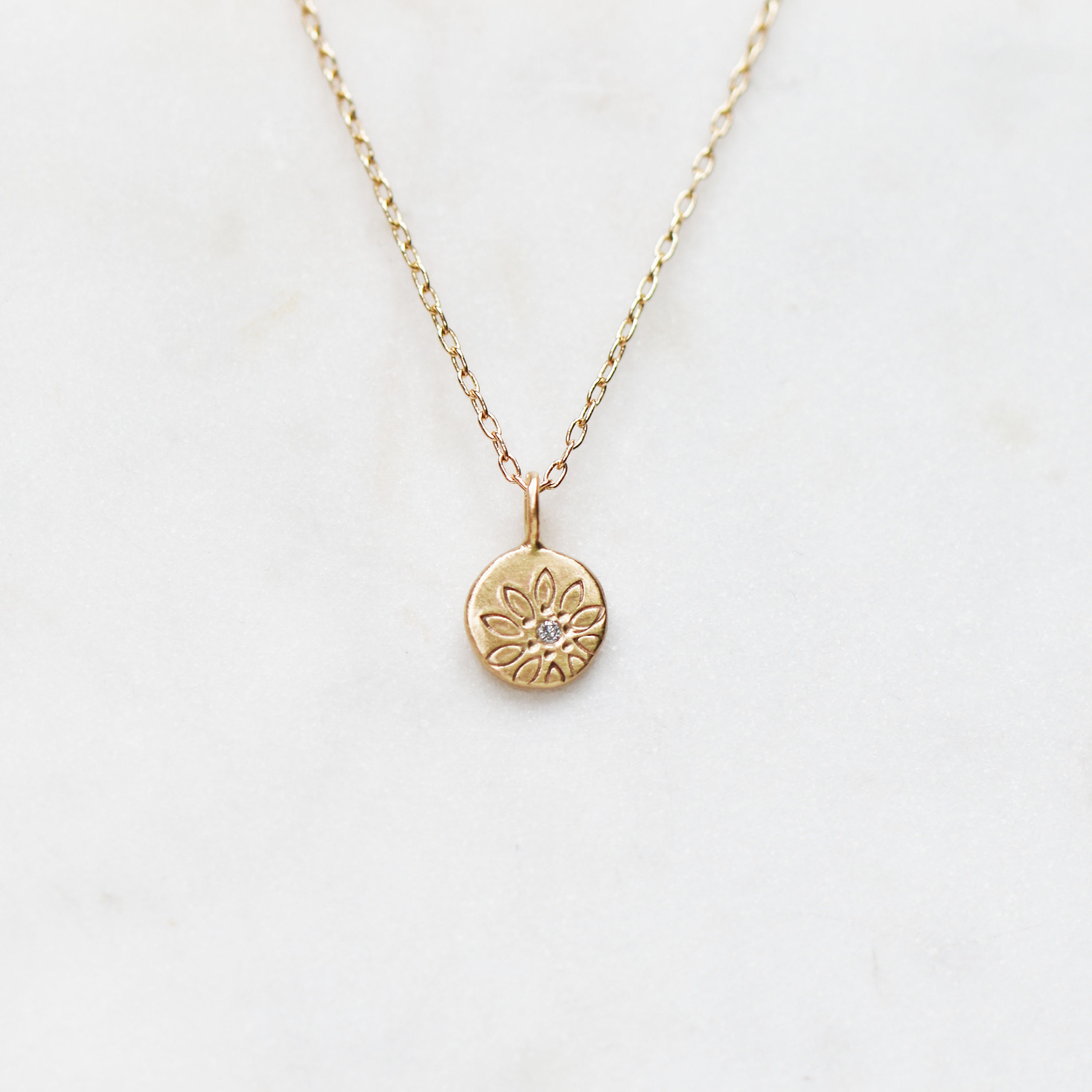 ネックレス・ペンダント Daisy Knot Necklace Daisy Necklace, 14k Gold Daisy Necklace , Minimalist