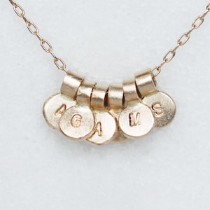 ゴールドイニシャルネックレス、ソリッド 14k ゴールドパーソナライズネックレス、小さなイニシャルチャーム、ミニマリストモノグラムチャーム、お母さんへのギフト、重ね付けネックレス
