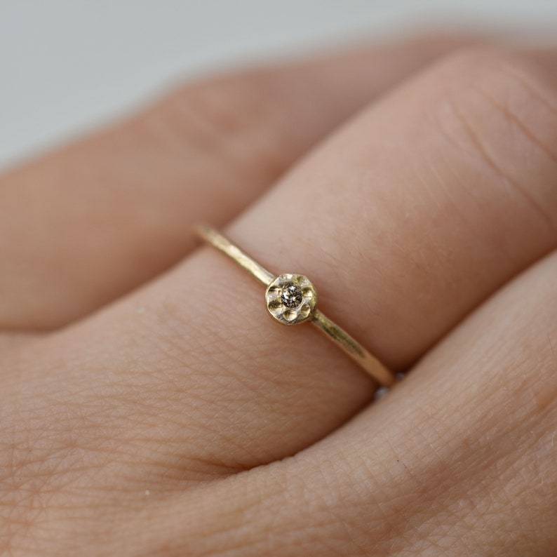 Dünner Mini Diamant Stapelring, winziger Diamantblumenring, handgefertigter Ring aus massivem Gold, minimalistischer Diamant Solitär, dünnes Stapelband, Natur Bild 3