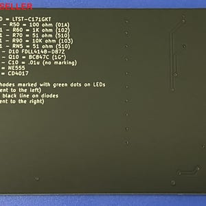 Puede incluir: Una placa de circuito verde con texto blanco que enumera los valores de los componentes y las instrucciones para orientar los LED y los diodos. El texto dice: "LED LTST-C171GKT", "R1 - R50 = 100 ohm (01A)", "R51 - R60 = 1K ohm (102)", "R61 - R70 = 51 ohm (510)", "R71 - R90 = 10K ohm (103)", "RN1 - RN5 = 51 ohm (510)", "D1 - D10 = FDLL4148-D87Z", "Q1 - Q10 = BC847C (1G*)", "C1 - C10 = .01u (sin marca)", "U1 = NE555", "U2 = CD4017", "C&aacute;todos marcados con puntos verdes en los LED (orientar a la izquierda)", "y l&iacute;nea negra en los diodos (orientar a la derecha)".