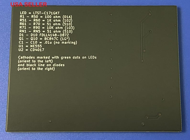 Puede incluir: Una placa de circuito verde con texto blanco que enumera los valores de los componentes y las instrucciones para orientar los LED y los diodos. El texto dice: "LED LTST-C171GKT", "R1 - R50 = 100 ohm (01A)", "R51 - R60 = 1K ohm (102)", "R61 - R70 = 51 ohm (510)", "R71 - R90 = 10K ohm (103)", "RN1 - RN5 = 51 ohm (510)", "D1 - D10 = FDLL4148-D87Z", "Q1 - Q10 = BC847C (1G*)", "C1 - C10 = .01u (sin marca)", "U1 = NE555", "U2 = CD4017", "C&aacute;todos marcados con puntos verdes en los LED (orientar a la izquierda)", "y l&iacute;nea negra en los diodos (orientar a la derecha)".