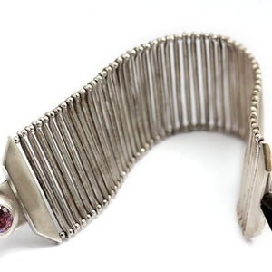 Armband mit Zirkonia, benutzerdefinierte Armbanddesign mit rosa Stein und gemusterten personalisierten Stil