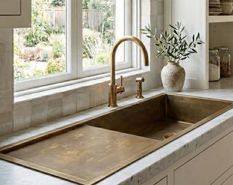 Fregadero de cocina estilo rústico con escurridor, lavabo con pátina envejecida, colador de latón incluido.