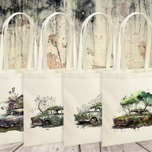 Könnte beinhalten: Vier cremefarbene Canvas-Tragetaschen mit Aquarellillustrationen von Oldtimern, die von Pflanzen überwuchert sind. Jede Tasche hat ein anderes Design, weiße Griffe und einen rustikalen Hintergrund.
