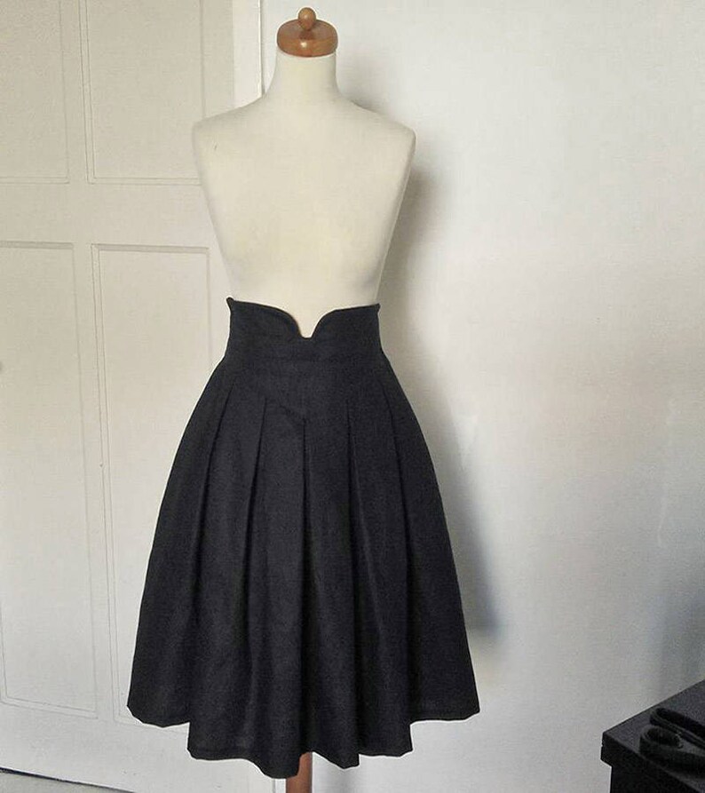 midi length black pleated skirt