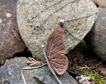 Collar de mariposa de cobre grabado y plata de ley con piedra de ópalo