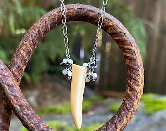 Collar de punta de asta con cadena de plata de ley y pompones