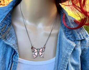 Collar de mariposa de cobre y plata esterlina grabado