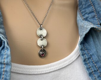Collar de discos de plata de ley reciclada y piedras preciosas de granate