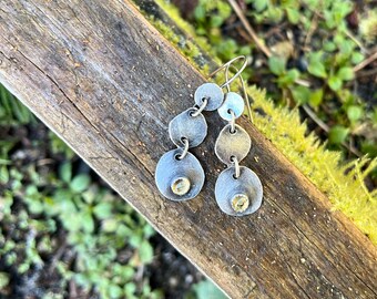 Pendientes de disco rústico de plata de ley reciclada con piedras preciosas de citrino facetadas