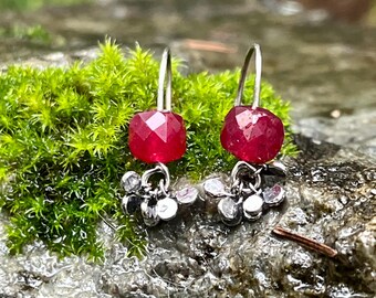 Pendientes rústicos de plata de ley y cuentas facetadas de calcedonia roja rubí