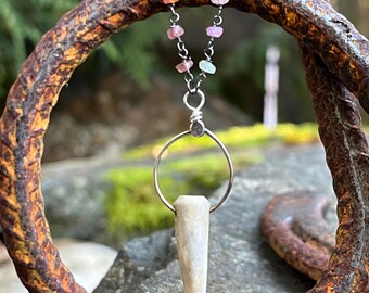Collar con punta de asta y cadena de cuentas de turmalina facetada