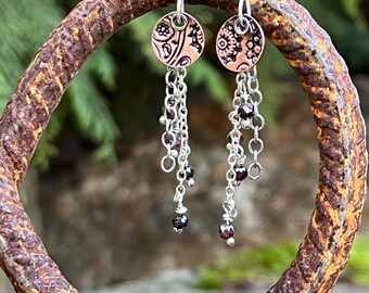 Pendientes colgantes de disco de cobre con plata de ley y piedra preciosa granate