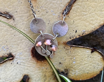 Collar con colgante de setas de plata de ley y cobre