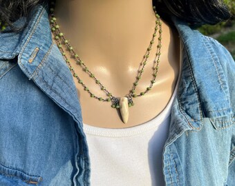 Collar de punta de asta con cadena de cuentas facetadas verdes