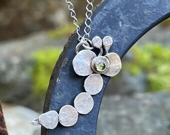 Colgante caprichoso de insecto volador en plata esterlina con piedra preciosa de época.