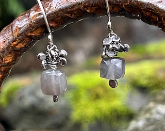 Pendientes rústicos de plata de ley y piedra lunar facetada de color gris oscuro