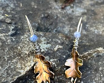 Pendientes de cobre, hojas de roble y zafiro