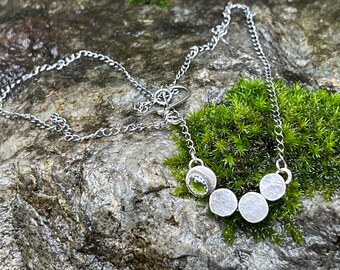 Collar rústico de plata de ley reciclada con piedra de turmalina verde