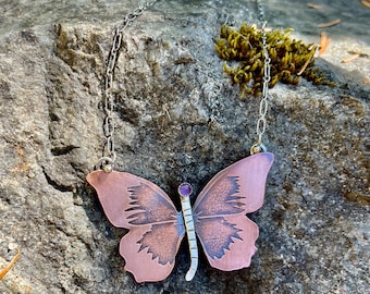 Collar de mariposa de cobre grabado y plata de ley con piedra de amatista