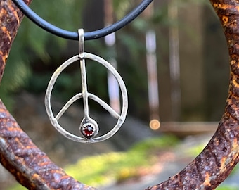 Collar con el símbolo de la paz en plata de ley y piedras preciosas de granate