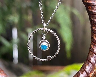 Aro de plata esterlina formado a mano con piedra preciosa de apatita azul en una cadena de plata esterlina