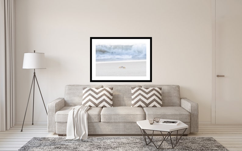 Cangrejo fantasma en la playa Carolina del Norte NC Outer Banks OBX Impresión artística Olas oceánicas costeras Foto sobre lienzo o papel lustre Decoración en tonos neutros imagen 4