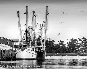 Impresión artística de los Outer Banks de Carolina del Norte, fotografía en blanco y negro, impresión en lienzo de un barco camaronero, arte OBX, arte abstracto de pesca