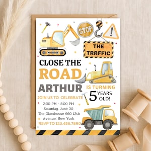 Puede incluir: Una invitación de cumpleaños con temática de construcción. La invitación presenta ilustraciones de vehículos de construcción, señales de tráfico y el texto "Close the Road" y "¡Arthur cumple 5 años!"