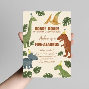 Puede incluir: Una invitación con temática de dinosaurios con el texto "ROAR! ROAR! LET'S PARTY LIKE DINOSAURS" y "Arthur is a FIVE-ASAURUS". La invitación presenta ilustraciones de acuarela de varios dinosaurios, hojas verdes y sombreros de fiesta. También se incluye la fecha y la hora.