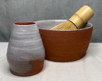 Handgefertigtes Matcha-Schalen-Set: Chawan aus hawaiianischem rotem Ton, Schneebesenhalter, Wabi-Sabi-Keramik