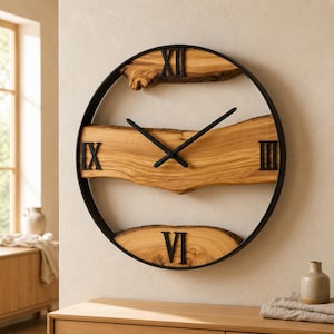 Könnte beinhalten: Eine runde Wanduhr mit einem schwarzen Metallrahmen und drei horizontalen Segmenten aus hellem Naturholz mit Baumkanten. Das Zifferblatt zeigt schwarze römische Ziffern an den Positionen zwölf, drei, sechs und neun Uhr.