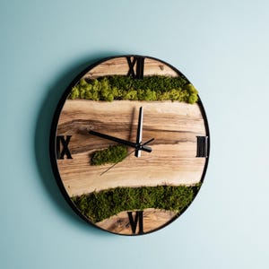 Reloj de pared de metal y madera de olivo, reloj de pared de musgo estabilizado preservado, reloj de borde natural, arte de pared de musgo, regalos de inauguración de la casa, decoración de pared
