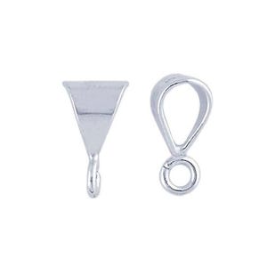 Puede incluir: Dos baúles de colgante plateados, uno con un bucle y el otro con una parte superior plana y un bucle.