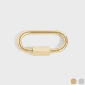 Puede incluir: Un mosquetón dorado de forma ovalada con un cierre rectangular. El mosquetón se muestra sobre un fondo gris claro. El producto es un componente de joyería.