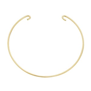 Könnte beinhalten: Eine schlichte goldene Choker-Kette mit einem zarten, abgerundeten Design. Die Kette besteht aus einem dünnen, glatten Draht und hat einen einfachen, offenen Schlaufeverschluss.