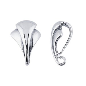 Peut inclure: Deux fermoirs de pendentif en métal argenté. Un fermoir est une simple boucle, l'autre est un design plus orné avec une forme incurvée.