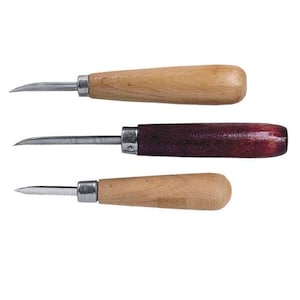 Può includere: Tre utensili per intaglio del legno con lame in metallo. Due utensili hanno manici in legno marrone chiaro e uno ha un manico marrone rossiccio scuro. Le lame sono curve e appuntite, progettate per lavori di falegnameria dettagliati.