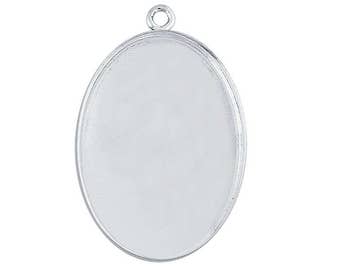Peut inclure: Pendentif ovale en argent avec une surface lisse et vierge et une boucle en haut pour attacher une chaîne.